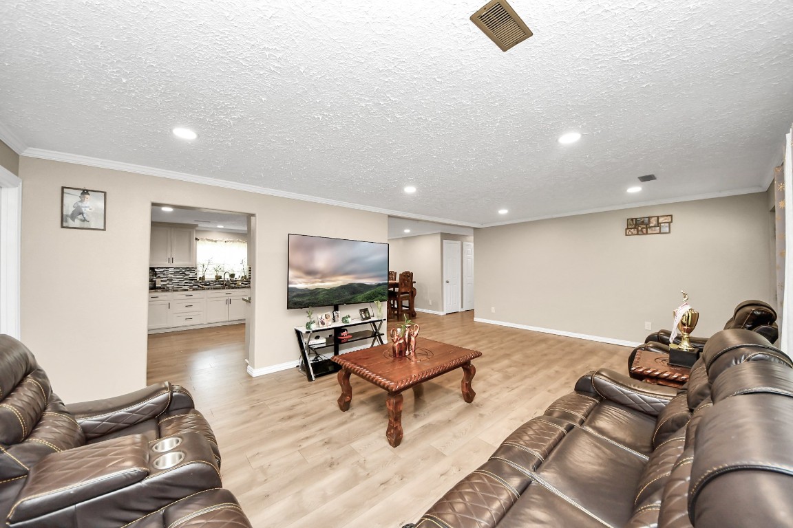 11844 Padok Road Houston, TX 77044 - Photo 4 of 41 a living room with furniture