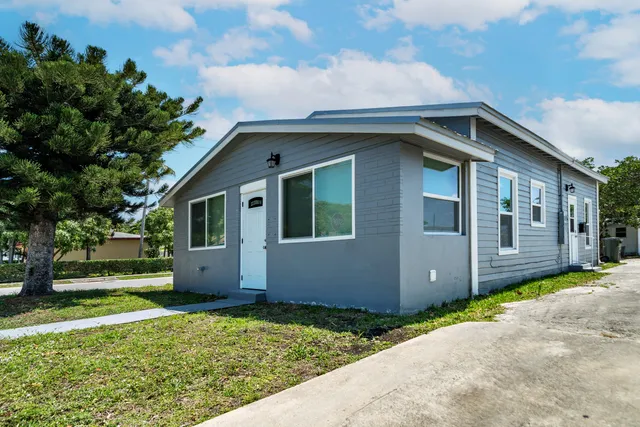 a front view of house with yard