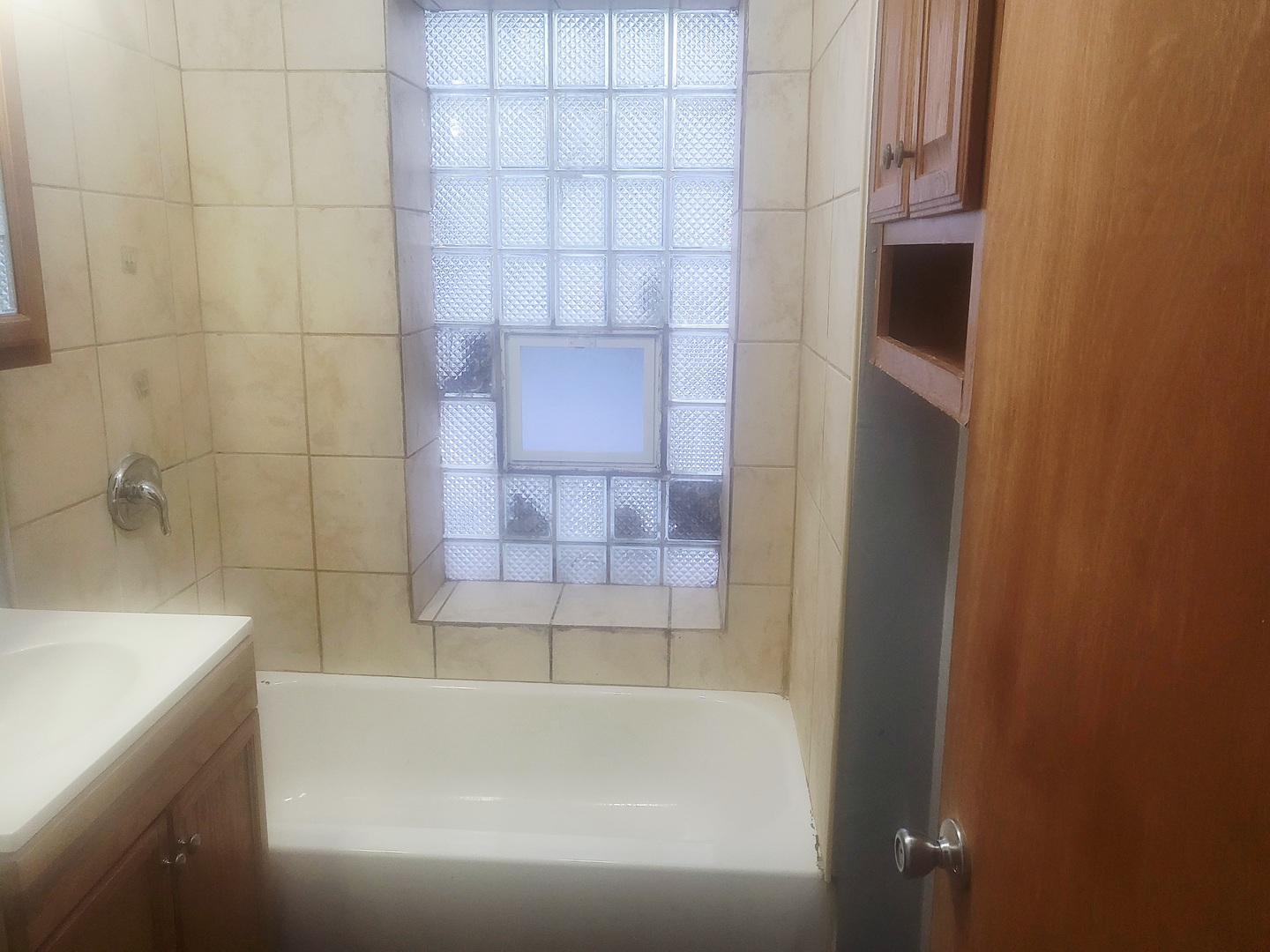 6643 South Laflin Street Chicago, IL 60636 - Photo 14 of 15 a bathroom with a bathtub