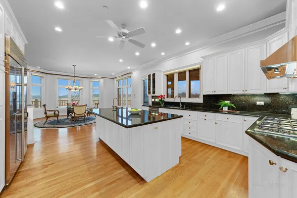 $1,200,000 | 1611 Burr Oak Drive, Libertyville, IL 60048