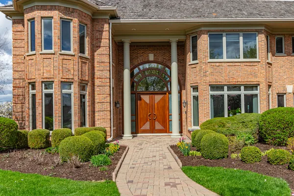 $1,200,000 | 1611 Burr Oak Drive, Libertyville, IL 60048