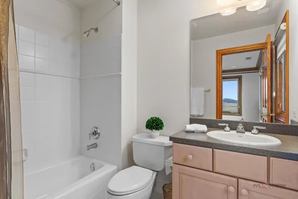 $1,200,000 | 1611 Burr Oak Drive, Libertyville, IL 60048