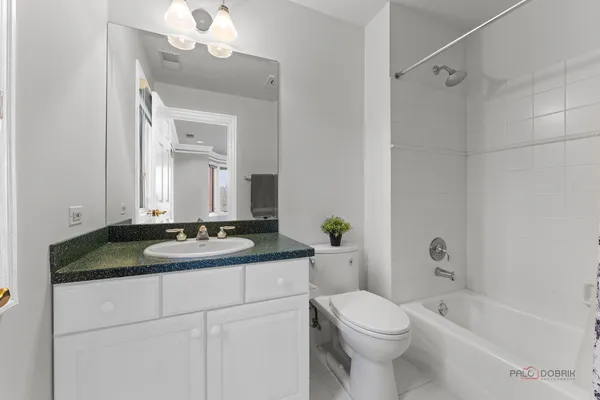$1,200,000 | 1611 Burr Oak Drive, Libertyville, IL 60048