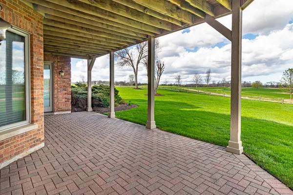 $1,200,000 | 1611 Burr Oak Drive, Libertyville, IL 60048