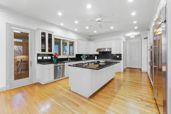$1,200,000 | 1611 Burr Oak Drive, Libertyville, IL 60048