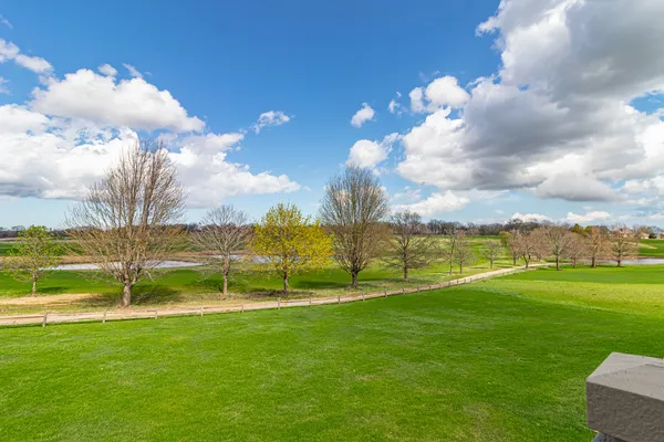 $1,200,000 | 1611 Burr Oak Drive, Libertyville, IL 60048
