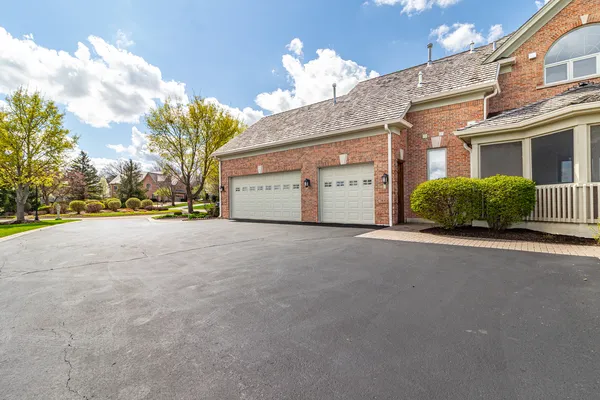 $1,200,000 | 1611 Burr Oak Drive, Libertyville, IL 60048