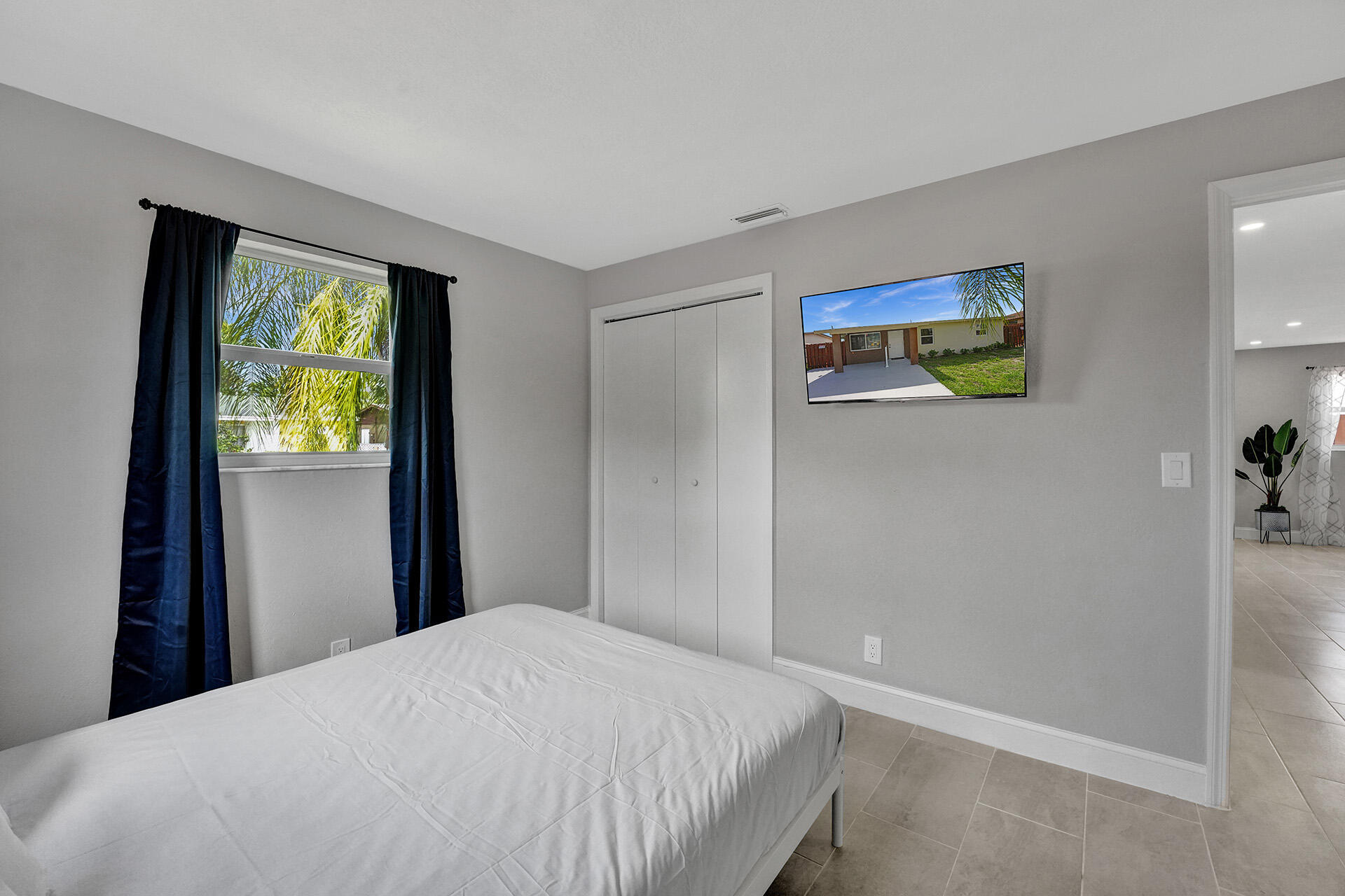 337 Southwest 8th Avenue Delray Beach, FL 33444 - Photo 25 of 48 a bedroom with a bed and a painting on the wall