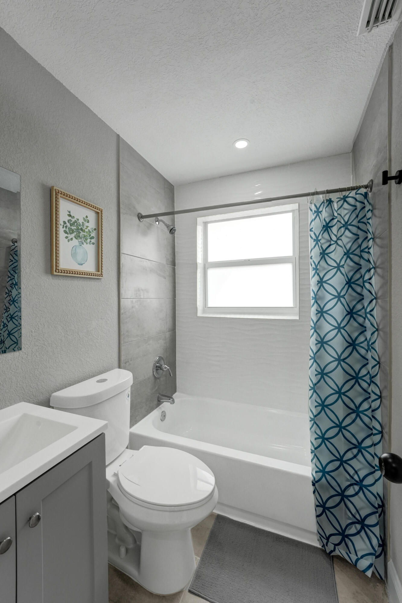 337 Southwest 8th Avenue Delray Beach, FL 33444 - Photo 40 of 48 a bathroom with a toilet a sink and bathtub