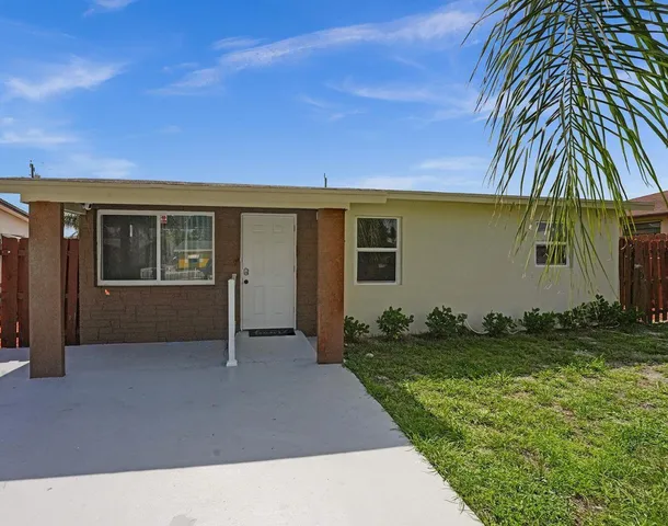a view of a backyard with pathway