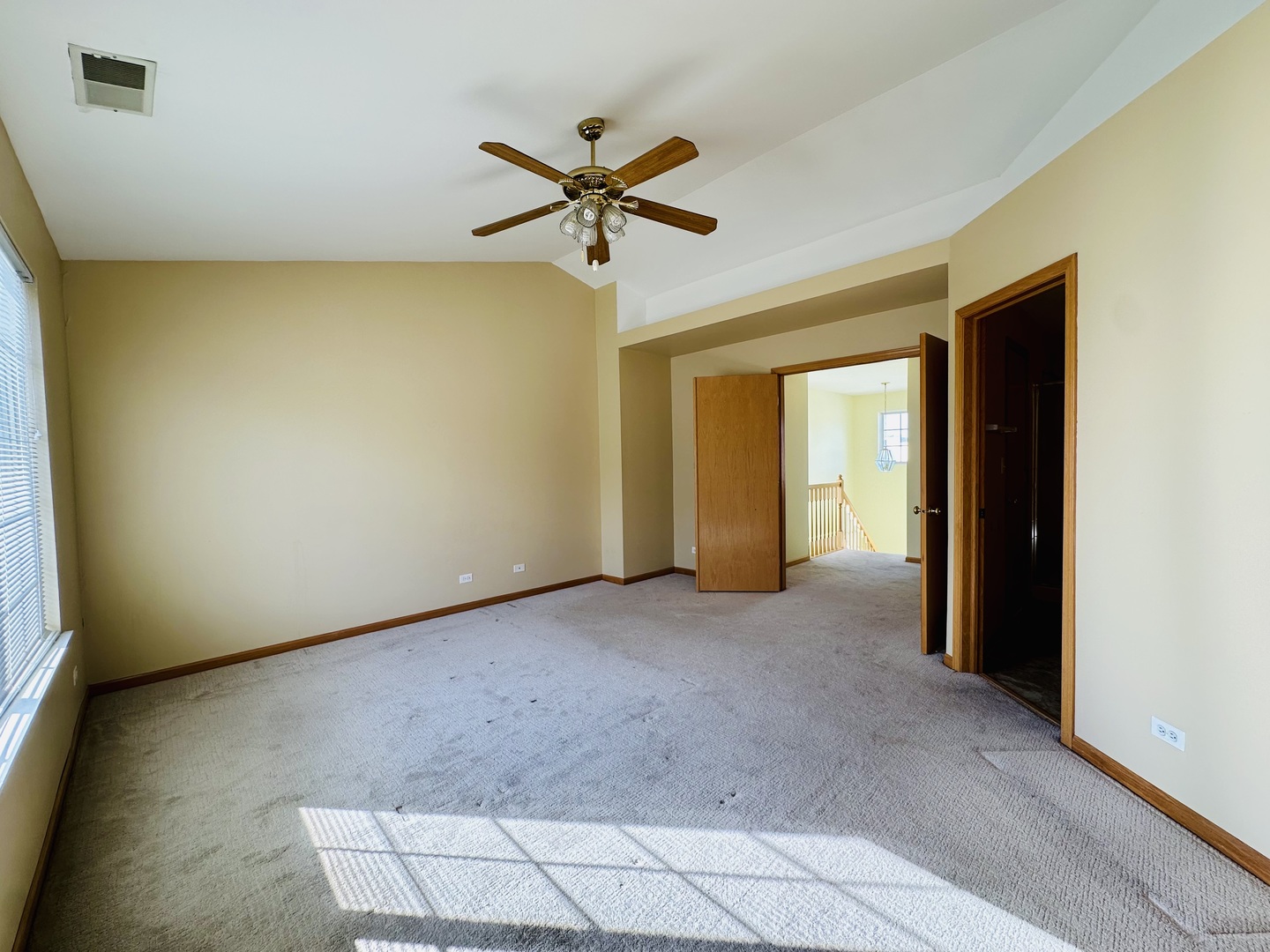 9499 Harrison Street, Unit 9499 Des Plaines, IL 60016 - Photo 14 of 17 a view of a livingroom with a ceiling fan and window