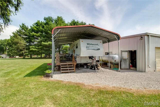 $148,000 | 32312 Pleasant Hill Road, Girard, IL 62640