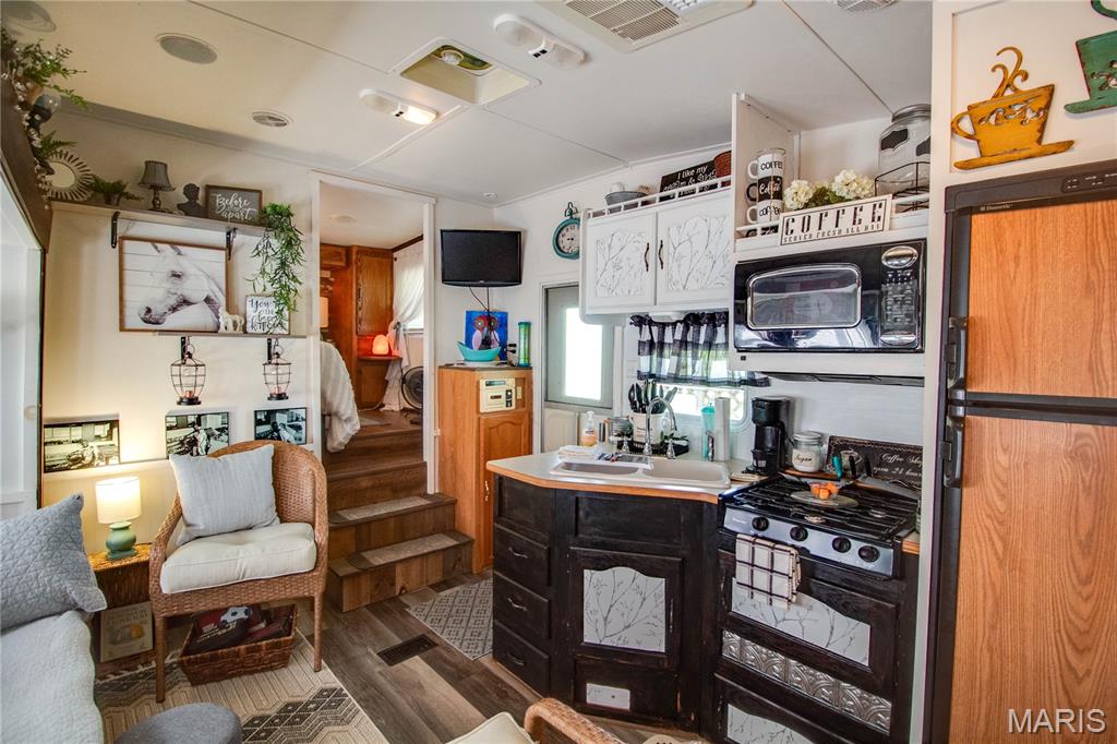 32312 Pleasant Hill Road Girard, IL 62640 - Photo 15 of 40