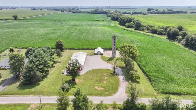 $148,000 | 32312 Pleasant Hill Road, Girard, IL 62640