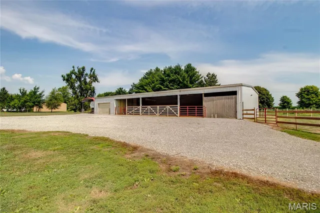 $148,000 | 32312 Pleasant Hill Road, Girard, IL 62640