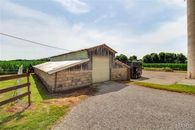 $148,000 | 32312 Pleasant Hill Road, Girard, IL 62640