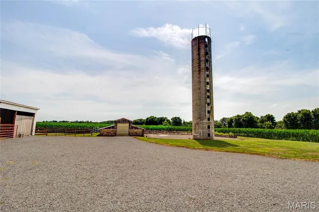 $148,000 | 32312 Pleasant Hill Road, Girard, IL 62640