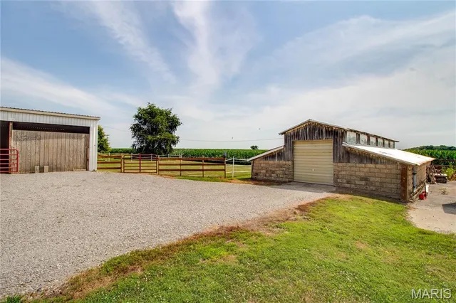 $148,000 | 32312 Pleasant Hill Road, Girard, IL 62640