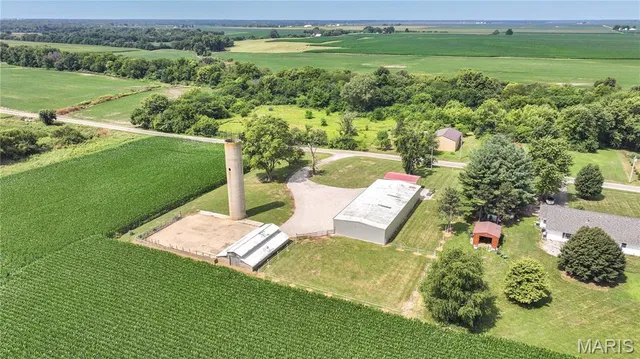 $148,000 | 32312 Pleasant Hill Road, Girard, IL 62640