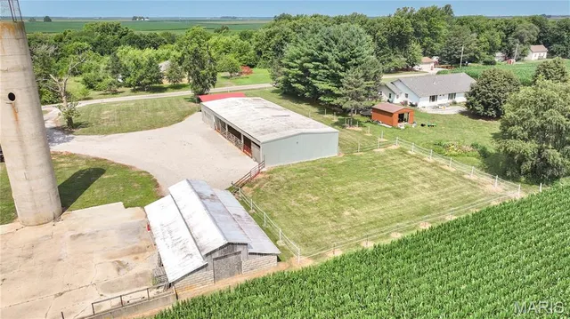 $148,000 | 32312 Pleasant Hill Road, Girard, IL 62640