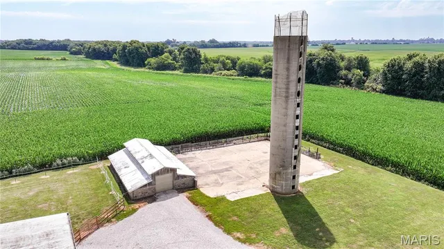 $148,000 | 32312 Pleasant Hill Road, Girard, IL 62640