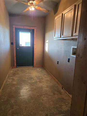 a view of empty room with window