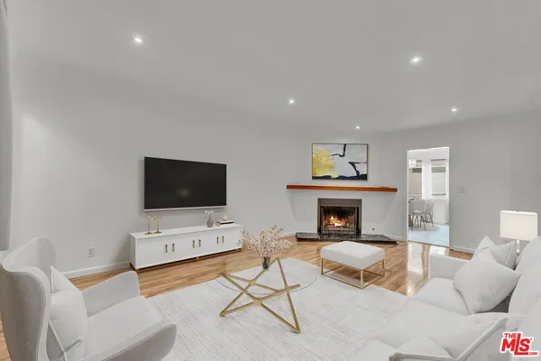 $549,999 | 15457 Moorpark Street, Unit 3, Sherman Oaks, CA 91403