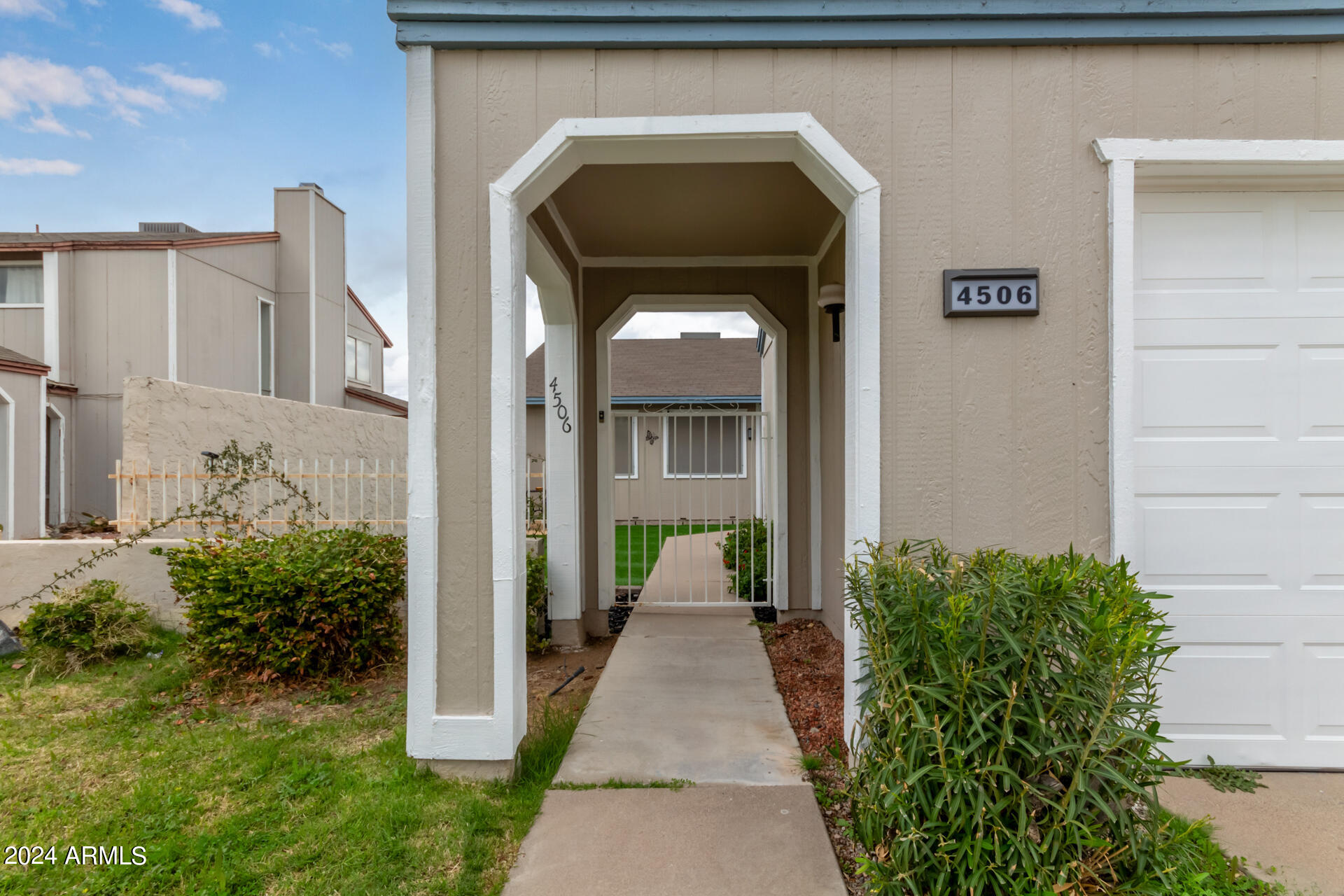 4506 East Vineyard Road Phoenix, AZ 85042 - Photo 5 of 25 07 - Vineyard