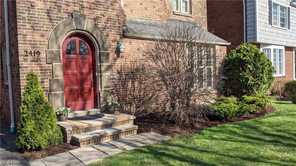 2419 Fenwick Road Cleveland, OH 44118 - Photo 2 of 28