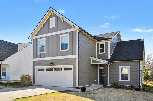 a view of backyard of the house