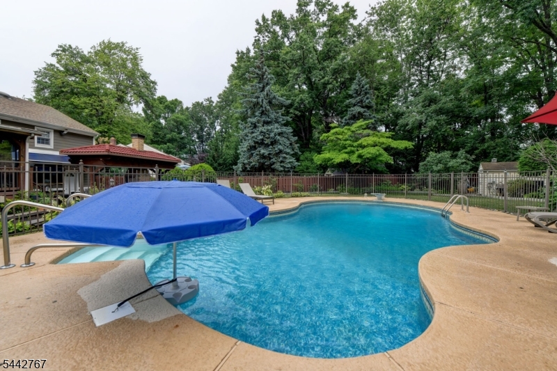 835 Colonial Arms Road Union, NJ 07083 - Photo 2 of 39