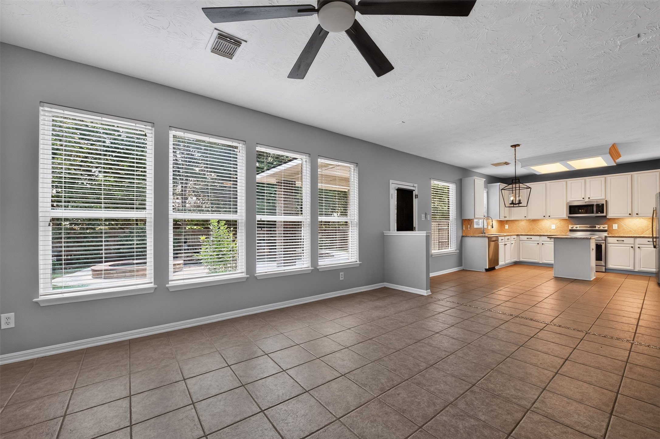 102 North Queenscliff Circle Spring, TX 77382 - Photo 8 of 37 Gallery Image 8