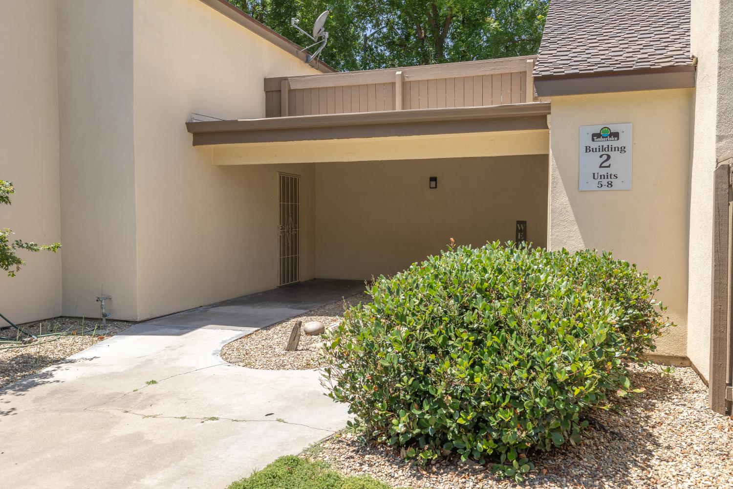 3700 Tully Road, Unit 5 Modesto, CA 95356 - Photo 3 of 38 a backyard of a house