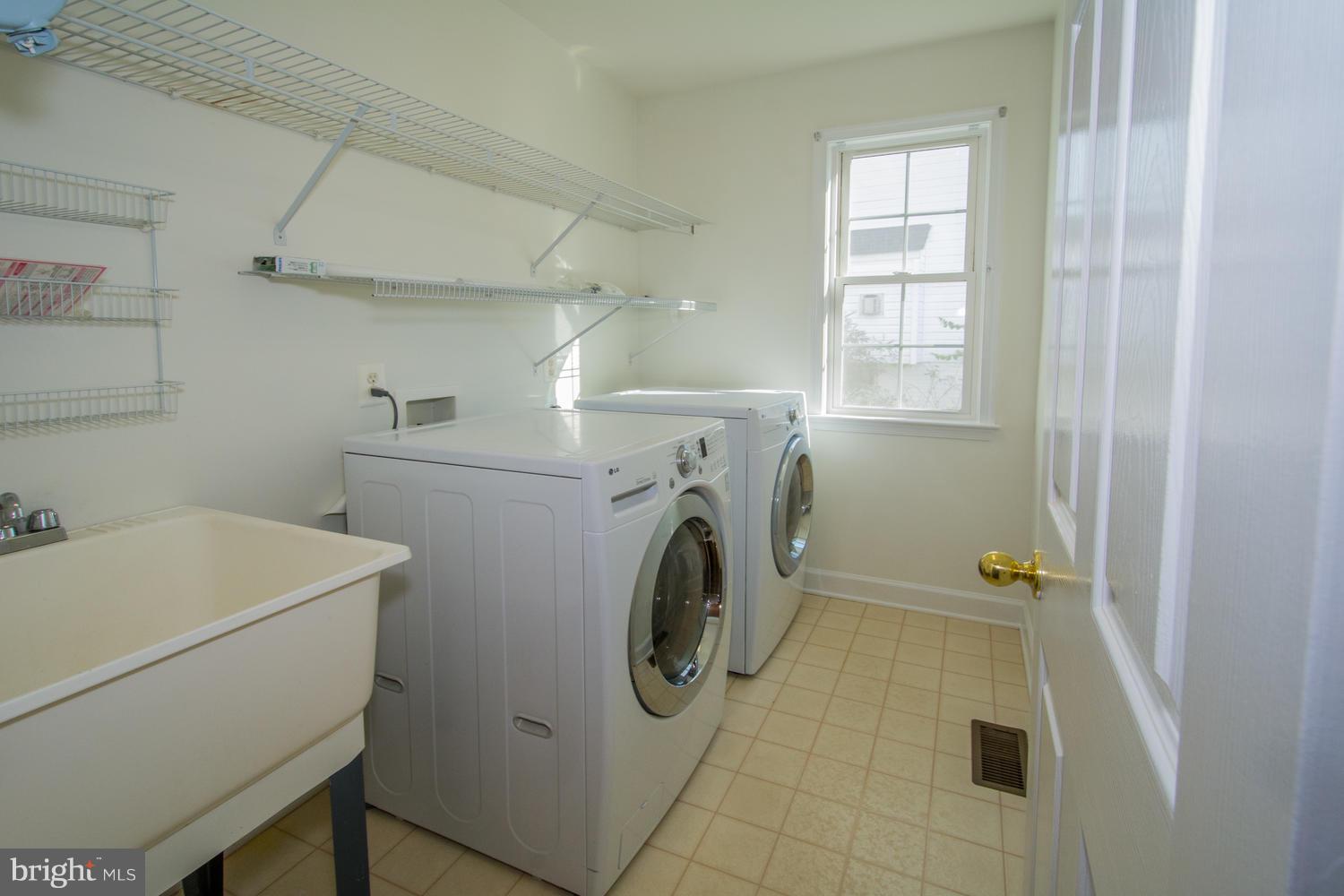 5986 Calvert Way Eldersburg, MD 21784 - Photo 20 of 40 a utility room with dryer and washer