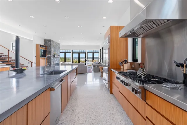 $6,995,000 | 82 Nonquit Lane, Tiverton, RI 02878