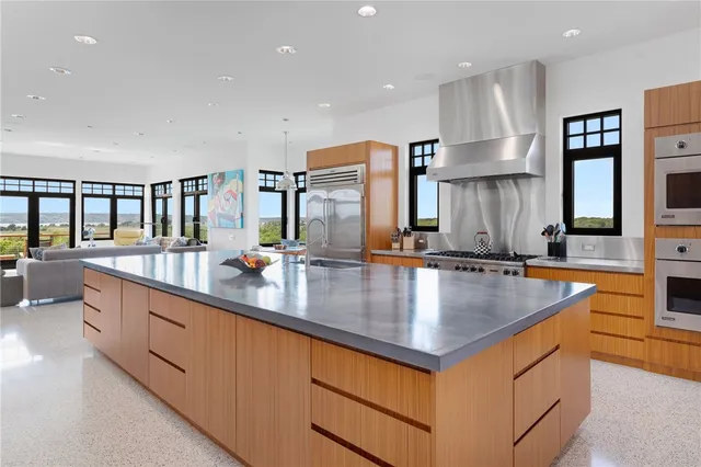 $6,995,000 | 82 Nonquit Lane, Tiverton, RI 02878