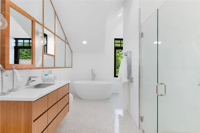 $6,995,000 | 82 Nonquit Lane, Tiverton, RI 02878