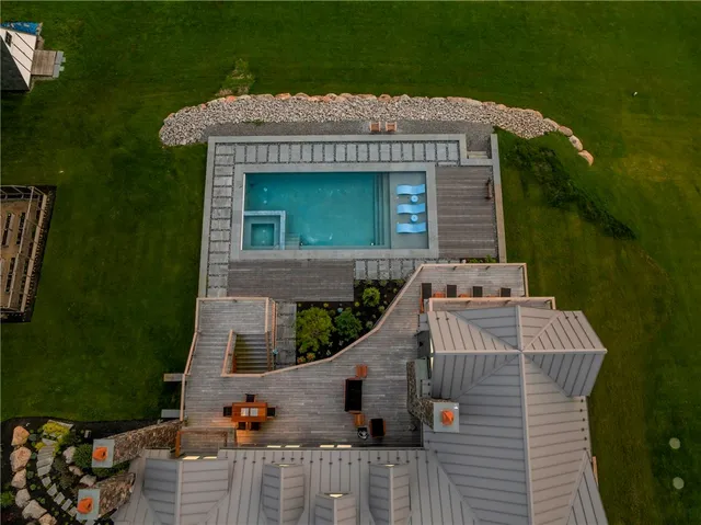 $6,995,000 | 82 Nonquit Lane, Tiverton, RI 02878