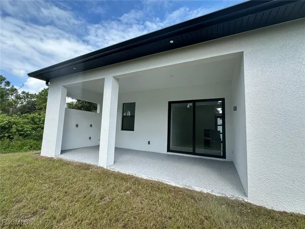 a view of a house with backyard