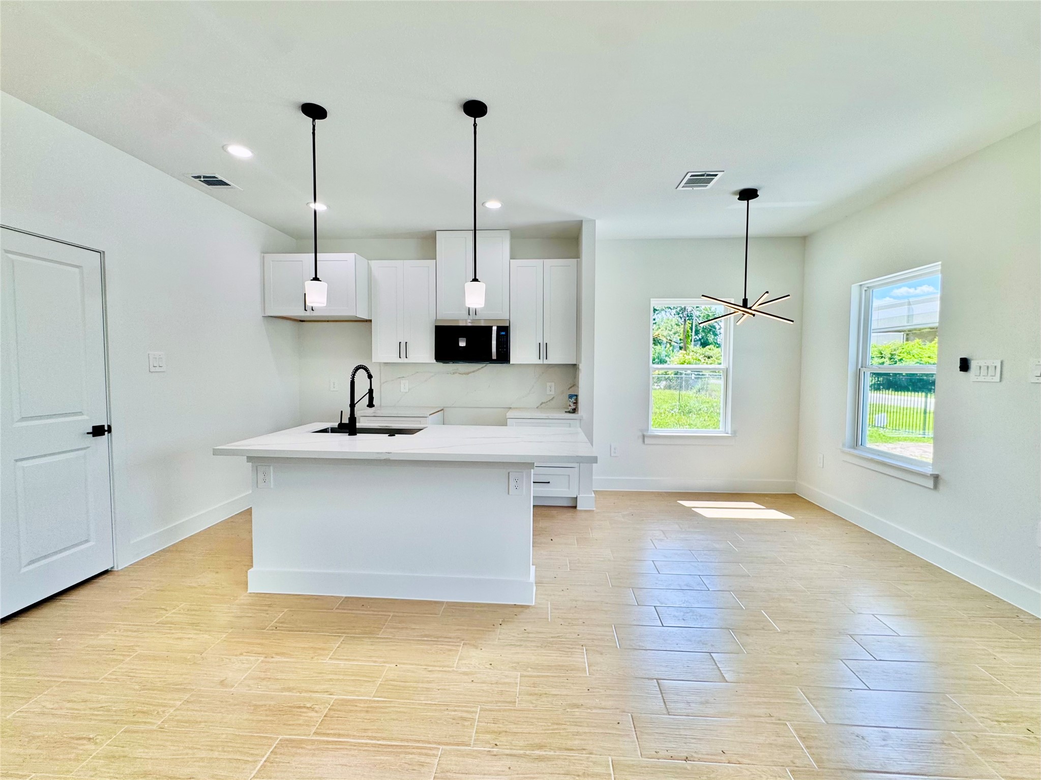 5710 Delmack Street, Unit A Houston, TX 77032 - Photo 4 of 23 Kitchen & Dinning