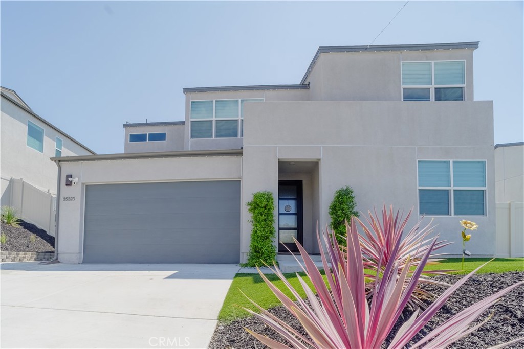 35323 Orchard Trail Fallbrook, CA 92028 - Photo 2 of 32 a front view of a house with a garden