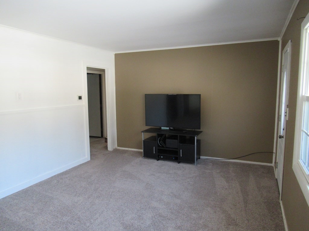 39 Crestmont Street Springfield, MA 01108 - Photo 8 of 28 Gallery Image 8