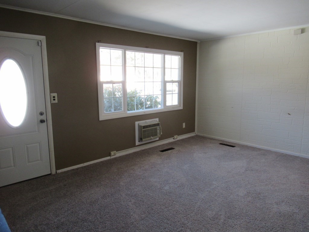39 Crestmont Street Springfield, MA 01108 - Photo 9 of 28 Gallery Image 9