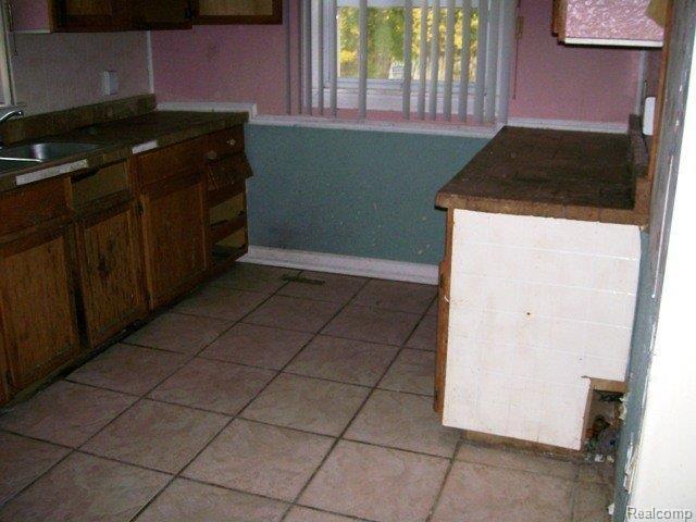 16047 Allen Road Southgate, MI 48195 - Photo 7 of 20 10-19-09 69