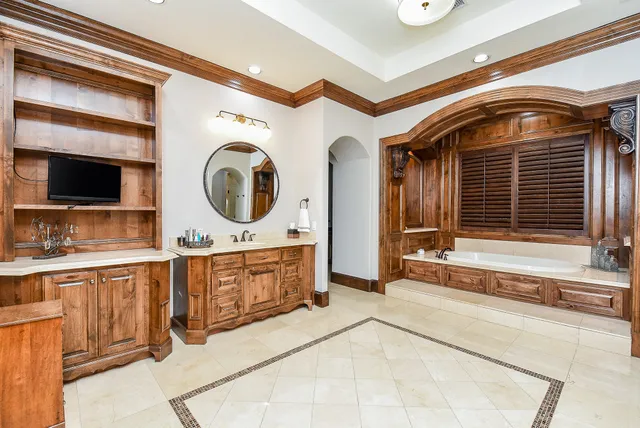 $3,200,000 | 10 Player Pond Place, The Woodlands, TX 77382