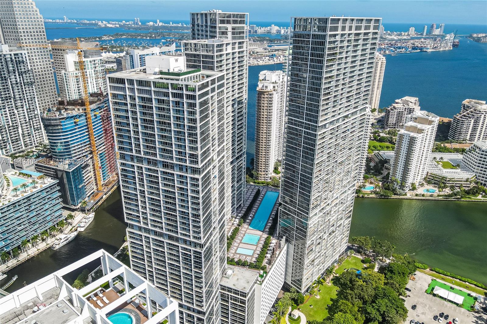 465 Brickell Avenue, Unit 4006 Miami, FL 33131 - Photo 20 of 25 a balcony with city view and lake view