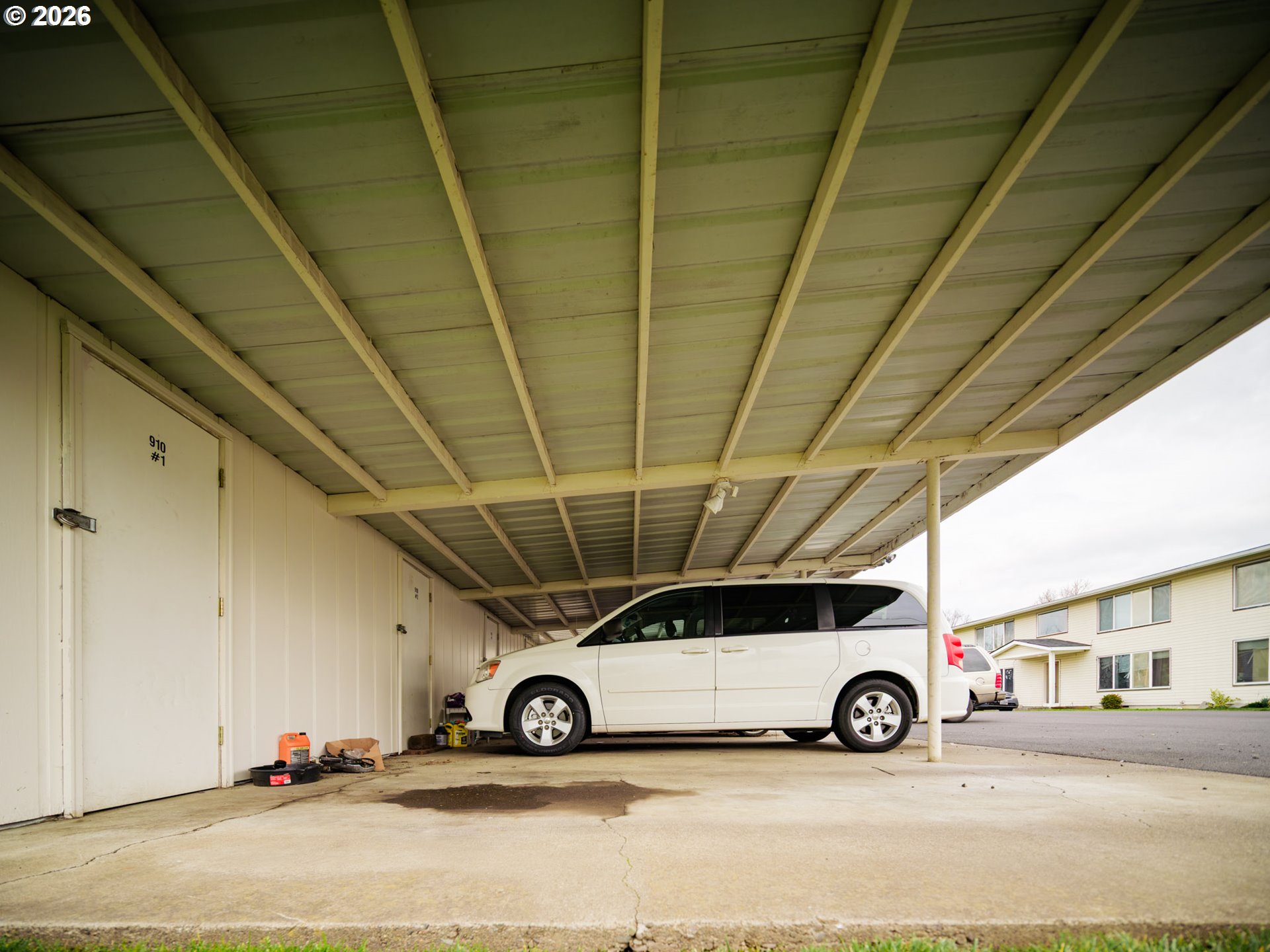 920 18th Avenue Southwest Albany, OR 97321 - Photo 2 of 19 a view of car garage