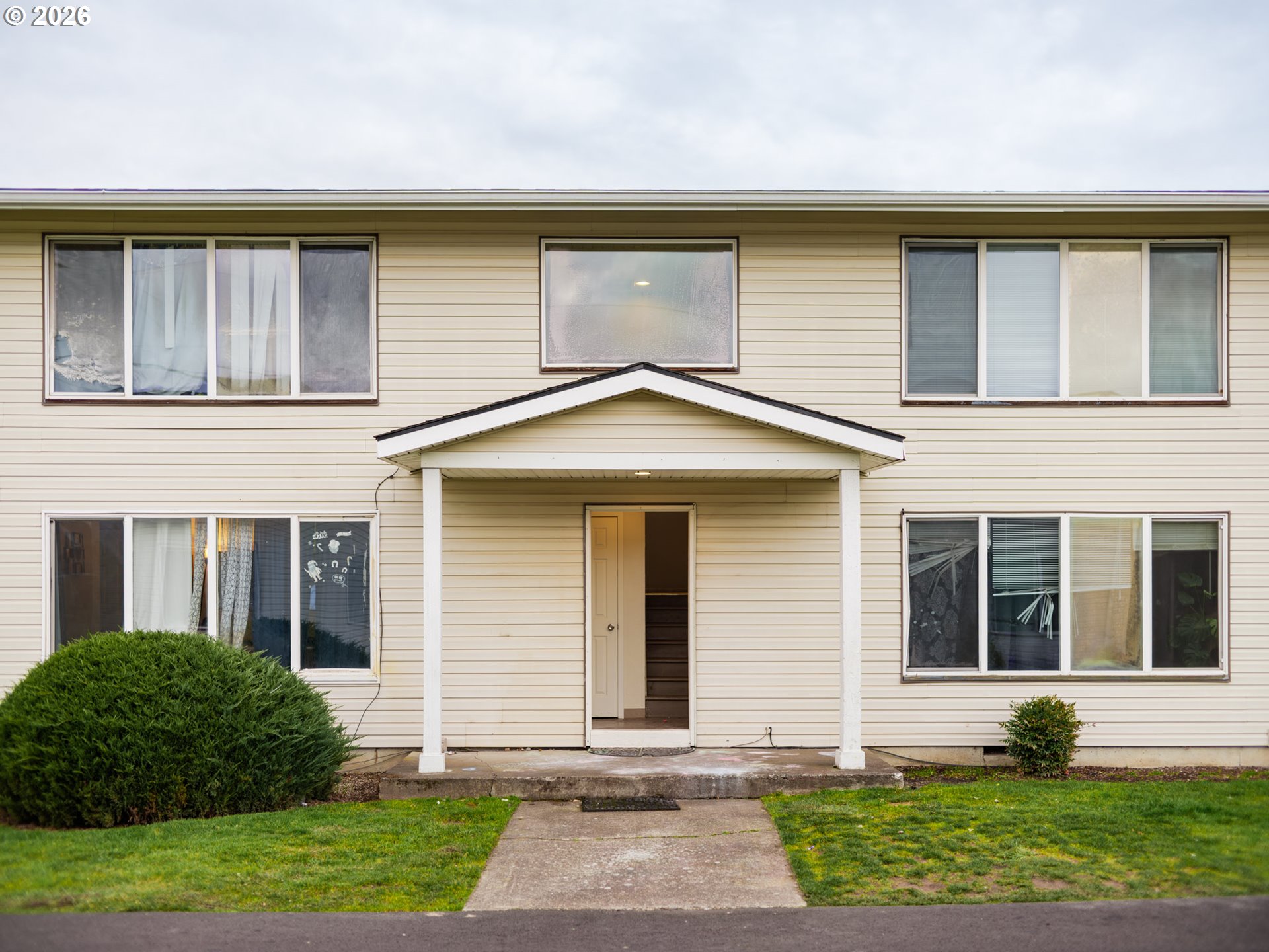 920 18th Avenue Southwest Albany, OR 97321 - Photo 5 of 19 a front view of a house with a yard