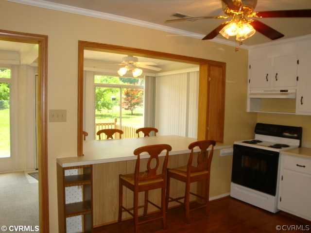 9549 Alfaree Road Richmond, VA 23237 - Photo 6 of 15 Kitchen - Kitchen open to Sun Room