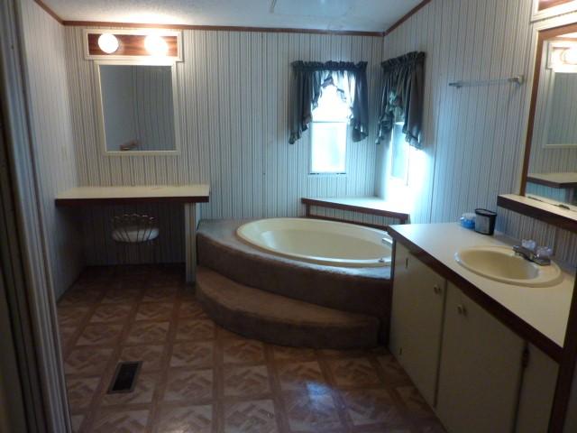 249 Lawhon Farm Road Loudon, TN 37774 - Photo 5 of 10 Lawhon Farm MBR bath